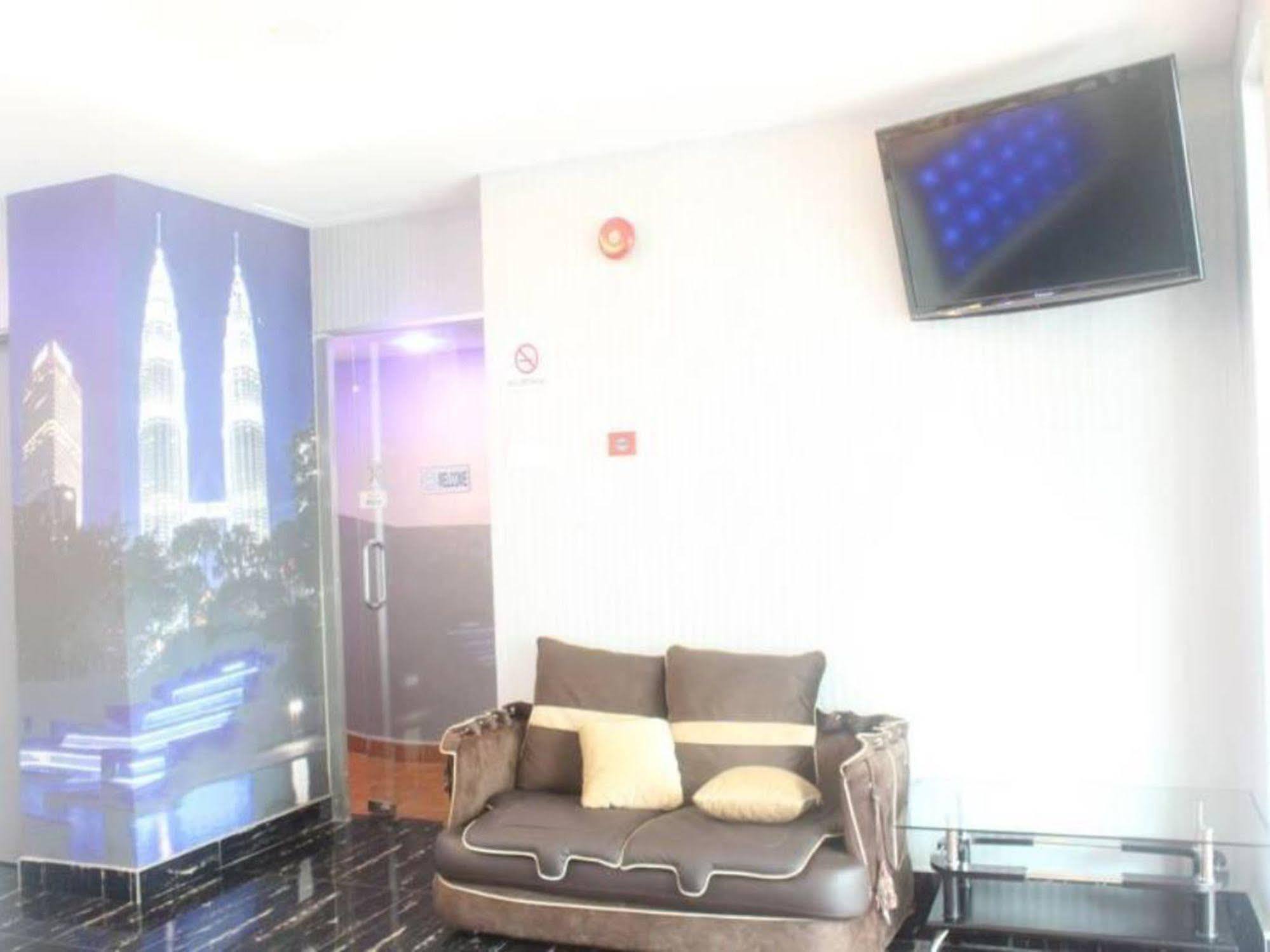 Oyo 176 Hotel Q Inn Petaling Jaya Exterior photo