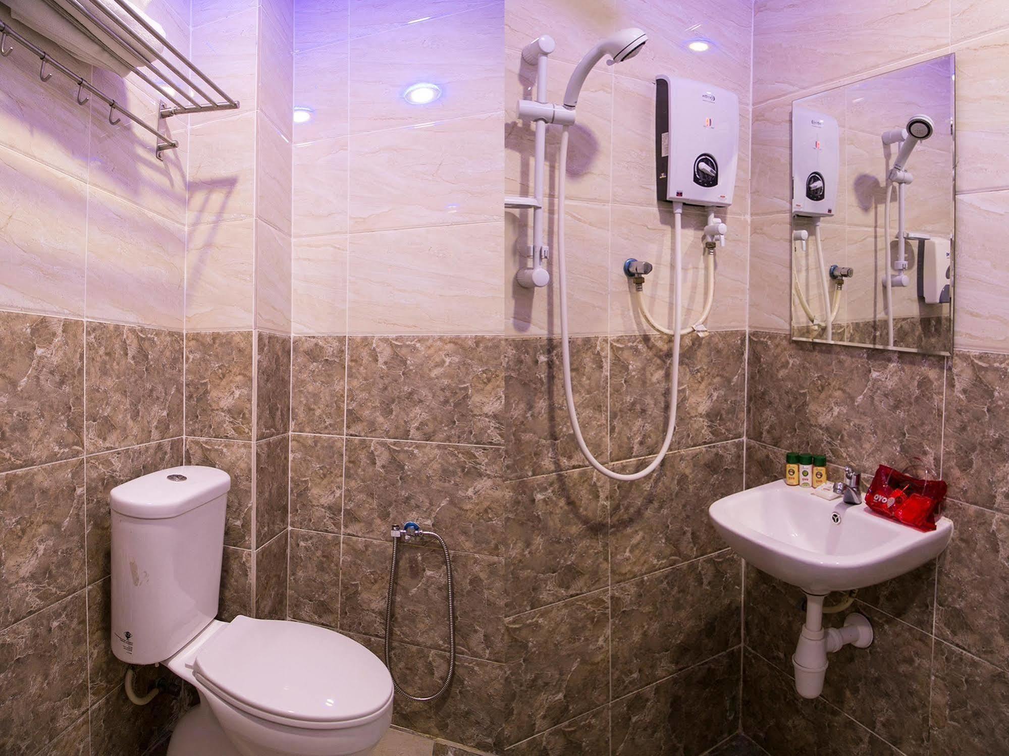 Oyo 176 Hotel Q Inn Petaling Jaya Exterior photo